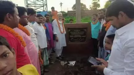 कोचाधामन: जीवनपुर में मुख्यमंत्री ग्राम संपर्क योजना से सड़क निर्माण कार्य का विधायक ने किया शिलान्यास