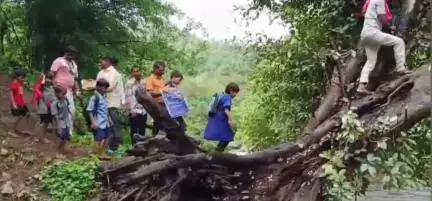 अक्कलकुवा: केलाखाडी पाड्यातील विद्यार्थ्यांचा जीवघेणा प्रवास आता थांबणार लवकरच नदीवर होणार पूल,अधिकाऱ्यांची पाहणी #Jansamasya