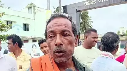 ବ୍ରହ୍ମଗିରି: ବ୍ଲକ କାର୍ଯ୍ୟାଳୟ ସମ୍ମୁଖରେ ସରକାର ଧାନ ନକିଣି ବାରୁ ଧାନରଖି ଧାରଣା ଦେଲେ ଚାଷୀ