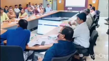 सिंहस्थ मेला कार्यालय में मेला अधिकारी और कलेक्टर रोशन कुमार सिंह ने निर्माण कार्यों की समीक्षा बैठक की