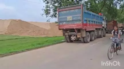गिधौर: गेनाडीह मोड़ से काली मंदिर तक वन वे में तब्दील हुई सड़क, दुर्घटनाओं की आशंका बढ़ी