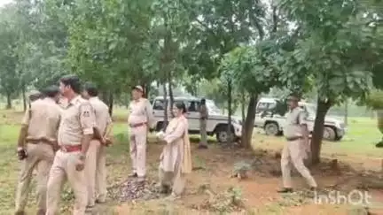 बलरामपुर: चूमरा में अवैध अधिकरण के खिलाफ वन विभाग की टीम ने कार्रवाई करते हुए कराया कब्जा मुक्त