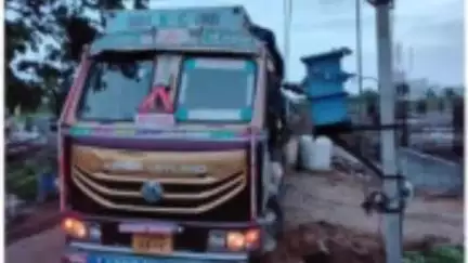 నిజామాబాద్ రూరల్: కంటేశ్వర్ బైపాస్ ప్రాంతంలో లారీ ట్రాన్స్ఫార్మర్ను తగలడంతో డ్రైవర్ మృతి
