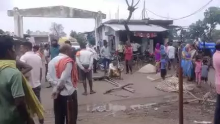 बरघाट: ग्राम पिपरिया में अवैध अतिक्रमण के खिलाफ ग्रामीणों ने सड़क पर किया चक्का जाम