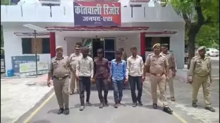 एटा: थाना रिजोर पुलिस टीम ने चोरी के मामले में चार आरोपियों को गांव चपराई मोड के समीप किया गिरफ्तार, 8 सोलर प्लेट की बरामदगी