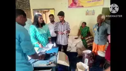 जिले के कलेक्टर ने रेंगाकठेरा राशन दुकान और सोमाटोला सहकारी समिति का आकस्मिक निरीक्षण किया