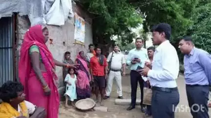 बिहटा: कोरहर व श्रीरामपुर के महादलित टोले में निर्वाचन सूची के गहन सर्वेक्षण गणना प्रपत्र वितरण का डीएम ने लिया जायजा