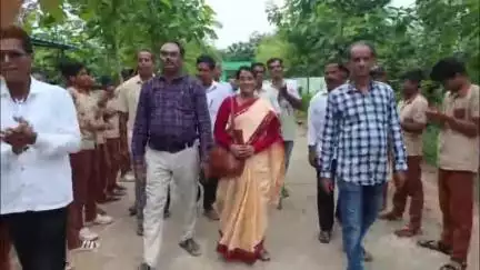 ଧରାକୋଟ: ଡାକିବଜା ସ୍ଥିତ ଘୋଡ଼ାଦେଇ ଉଚ୍ଚ ବିଦ୍ୟାଳୟ ରେ କାର୍ଯ୍ୟରତ ଆଦର୍ଶ ପ୍ରଧାନ ଶିକ୍ଷୟତ୍ରୀ ଙ୍କୁ ବିଦାୟ ସମ୍ବର୍ଦ୍ଧନା