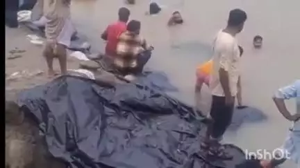 पलिया: रेलवे ट्रैक के नीचे से बहता पानी बना चुनौती, अतरिया रेलवे ट्रैक का रिसाव रोकने में जुटे जवान, कारसेवक व ग्रामीण