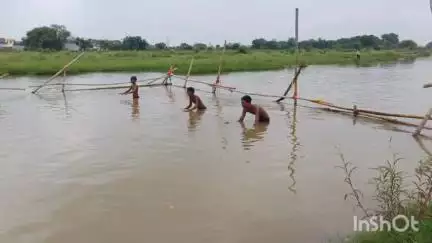 बरहट: उलाई नदी के दुर्गा मंदिर घाट पर चल रहे तैराकी प्रशिक्षण के दौरान अनियमितता को लेकर बच्चों ने जताया विरोध