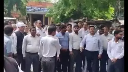 बलरामपुर: अधिवक्ताओं की मांगें पूरी, विधायक ने प्रमुख सचिव से की मुलाकात, बैकफुट पर आया प्रशासन, पुरानी जगह होगा रजिस्ट्री दफ्तर