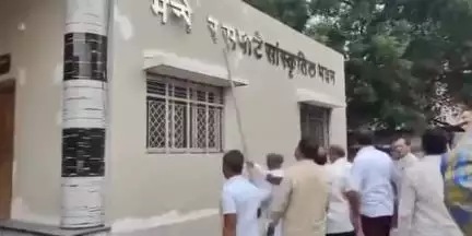 दक्षिण सोलापूर: बाबासाहेब गावडे मंगल कार्यालय येथील मनोहर सपाटेच्या नावाची नेमप्लेट फोडून मराठा क्रांती मोर्चाने केला निषेध