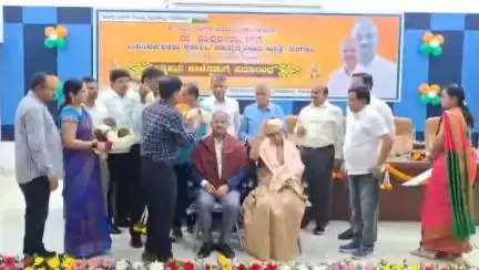 ಬೆಳಗಾವಿ: ನಗರದ ಪಶುವೈದ್ಯಕೀಯ ಸ್ಪೆಷಾಲಿಟಿ ಆಸ್ಪತ್ರೆಯ ಬೆಳಗಾವಿ ಉಪನಿರ್ದೇಶಕರಾಗಿ ನಿವೃತ್ತಿಯಾದ ಶಶಿಧರ್ ನಾಡಗೌಡರಿಗೆ ಬಿಳ್ಕೋಡುಗೆ