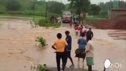 ନବରଙ୍ଗପୁର ପୋଲିସ ଷ୍ଟେସନ: ଲମତା ଗୁଡ଼ା କଲଭର୍ଟ ଉପରେ ବର୍ଷା ପାଣି ପ୍ରବାହିତ, ଯୋଗାଯୋଗ ବ୍ୟାହତ