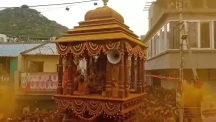 ಗೋಕಾಕ: 10 ವರ್ಷಗಳ ಬಳಿಕ ಪಟ್ಟಣದಲ್ಲಿ ಕಳೆಗಟ್ಟಿದ ಗ್ರಾಮದೇವಿ ಜಾತ್ರಾ ಸೊಬಗು, ಶಾಸಕ ರಮೇಶ್ ಜಾರಕಿಹೊಳಿ ಭಾಗಿ