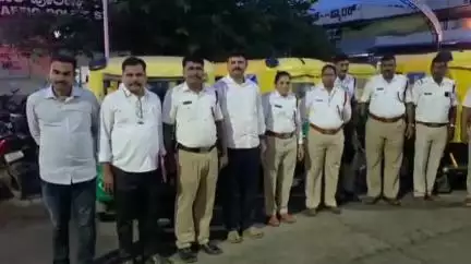 ದಾವಣಗೆರೆ: ನಗರದಲ್ಲಿ ಹೆಚ್ಚು ಪ್ರಯಾಣಿಕರನ್ನು ಕೂರಿಸಿಕೊಂಡು ಸಂಚರಿಸಿದ ಆಟೋ ಹಿಡಿದು ಕೇಸ್ ಹಾಕಿದ ಪೊಲೀಸರು