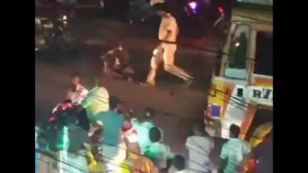 கடலாடி: சாயல்குடியில் மது போதையில் சாலையில் அமர்ந்து வாகனங்களை மறித்து இருவர் அட்டகாசம்