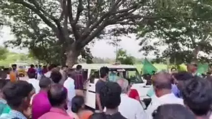 குடவாசல்: சரபோஜி ராஜபுரம் கிராமத்தில் பொதுமக்கள் டாஸ்மாக் கடையை இழுத்து மூடி போராட்டம்