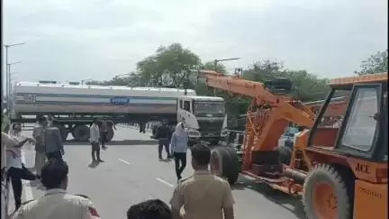 फुलेरा मु. सांभर: जयपुर-अजमेर नेशनल हाईवे-48 स्थित बगरू पुलिया पर अनियंत्रित होकर अटका केमिकल से भरा टैंकर, कई किलोमीटर तक लगा जाम