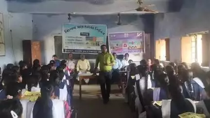 বাঘমুণ্ডী: বাঘমুণ্ডি ব্লক ও পঞ্চায়েত সমিতির উদ্যোগে শশ নেতাজি আদর্শ হাইস্কুলে বাল্যবিবাহ রোধ সহ বিভিন্ন বিষয়ে হল সচেতনতা শিবির