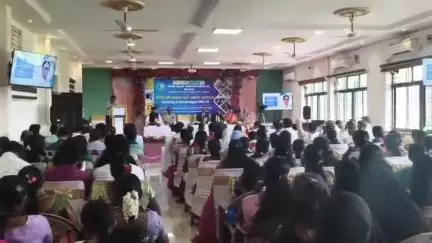 ಹಳಿಯಾಳ: ಪಟ್ಟಣದ ಕೆನರಾ ಬ್ಯಾಂಕ್ ದೇಶಪಾಂಡೆ ಆರ್ಸೆಟಿಯಲ್ಲಿ 21ನೇ ವಾರ್ಷಿಕ ವರದಿ ಬಿಡುಗಡೆ
