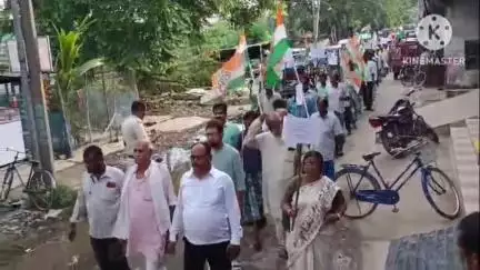 নলহাটি ২: লোহাপুরে কংগ্রেসের মিছিল; বাংলায় কথা বলার জন্য পরিযায়ী শ্রমিকদের ভিন রাজ্যে আটকে রাখা হচ্ছে, বললেন দলীয় নেতা