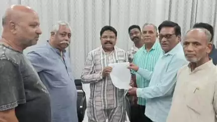 ଦେବଗଡ: ପୁରୁଣା ଡିଏଚଏଚକୁ ଉପଖଣ୍ଡ ଚିକିତ୍ସାଳୟ ମାନ୍ୟତା ଦାବିରେ ସର୍କିଟ ହାଉସ ଠାରେ ସ୍ୱାସ୍ଥ୍ୟ ମନ୍ତ୍ରୀଙ୍କୁ ଦାବିପତ୍ର ପ୍ରଦାନ
