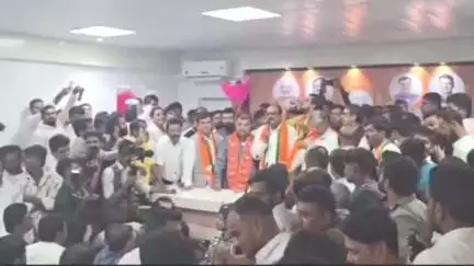 शिरोळ: माजी खासदार राजु शेट्टी यांना मोठा धक्का, स्वाभिमानी शेतकरी संघटनेचे सावकार मादनाईक यांचा भाजपमध्ये प्रवेश