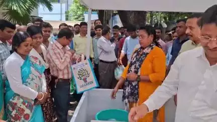 সিউড়ি ১: প্লাস্টিক দিলেই মিলবে উপহার, বীরভূম জেলা পরিষদ চত্বরে আয়োজিত বিশেষ কর্মসূচি; উপস্থিত জেলা পরিষদের সভাধিপতি