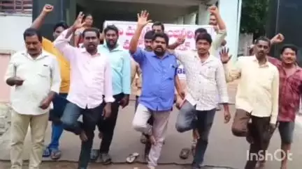 రేపల్లె మున్సిపల్ ఇంజనీరింగ్ కార్మికులు ఒంటి కాలు పై మున్సిపల్ కార్యాలయం వద్ద నిరసన
