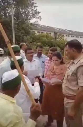 फतेेहपुर: उमरा औद्योगिक इलाके के पास किसानों का आंदोलन 16वें दिन भी जारी, रेठ नदी की सफाई और चकबंदी में सुधार की मांग