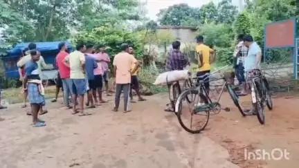 ବୀରମହାରାଜପୁର: କଳାପଥର ଗାଁ ଦାଣ୍ଡରେ ପ୍ରବାହିତ ବର୍ଷା ଜଳ ଅବରୋଧ ପ୍ରତିବାଦରେ କଲାପଥର ଛକରେ ରାସ୍ତା ରୋକ