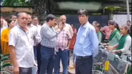बेरमो: प्रखंड कार्यालय में उन्नति का पहिया योजना के तहत छात्र-छात्राओं के बीच किया गया साइकिल का वितरण