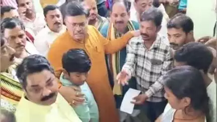 ବୋଲଗଡ: ପୁରୀ ଦଳାଚକଟାରେ ମହିଳାଙ୍କ ମୃତ୍ୟୁ ଘଟଣା, ଗୋବର୍ଦ୍ଧନ ପୁରରେ ପହଞ୍ଚି ଆଇନ ମନ୍ତ୍ରୀ ପରିବାରକୁ ପ୍ରଦାନ କଲେ ୨୫ ଲକ୍ଷ ଟଙ୍କାର ସହାୟତା ରାଶି