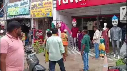 జమ్మికుంట: పట్టణంలో ఎలాంటి అనుమతులు లేకుండా అక్రమంగా ఏర్పాటు చేసిన షాపులను తొలగించిన మున్సిపల్ సిబ్బంది