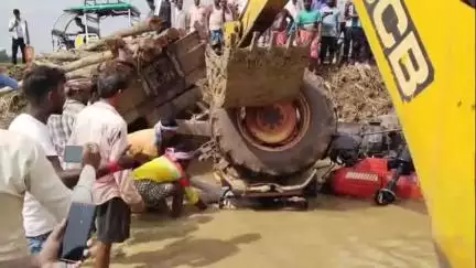 সিউড়ি ১: জানুরী গ্রামের কাছে ট্রাক্টর উল্টে চাপা পড়ে মৃত্যু চালকের