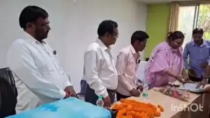 नाला: जनसेवक की सेवानिवृत्ति पर नाला प्रखंड सभागार में हुआ विदाई समारोह, बीडीओ, सीओ व उप प्रमुख रहे मौजूद
