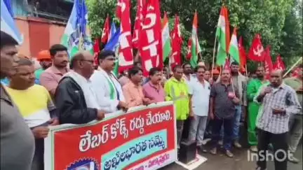 గాజువాక: లేబర్ కోడ్లను రద్దు చేయాలని మల్కాపురంలో హెచ్పీసీఎల్ లేబర్ గేటు వద్ద అఖిలపక్ష కార్మిక సంఘాల ఆధ్వర్యంలో నిరసన