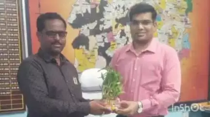 लातेहार: समाहरणालय में कांग्रेस यंग बिग्रेड के प्रदेश महासचिव ने नए डीडीसी से की मुलाकात