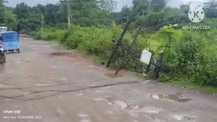 ধর্মনগর: চুড়াইবাড়ি রেলওয়ে তেমাথা থেকে রেল স্টেশনের  সহযোগী রাস্তায় ভঙে পড়ল বিদ্যুতের খুঁটি #jansamasya