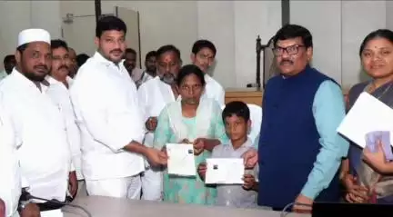 గుంటూరు: జీజీహెచ్ ఎదుట టిఫిన్ బండి పెట్టుకోవాలని కలెక్టర్‌ను కోరిన మహిళకు స్థలం కేటాయించిన నగర కమిషనర్, ఎమ్మెల్యే నసీర్