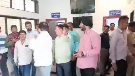 नाशिक: शिवसेना ठाकरे गटाच्या शिष्टमंडळांनी घेतली शहर पोलीस आयुक्त संदीप कर्णिक यांची भेट