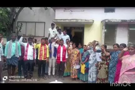 తాండూరు: అర్హులైన పేదలకు ఇందిరమ్మ ఇళ్లు కేటాయించకుంటే ఎమ్మెల్యే క్యాంపు కార్యాలయం ముందు ధర్నా నిర్వహిస్తాం: CPM నేత కె.శ్రీనివాస్