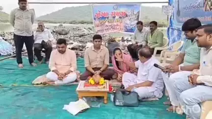 સોનગઢ: ઉકાઈ ડેમ ખાતે તાપી મૈયાના જન્મદિવસની ઉજવણી કરાઈ, અધિકારીઓ હાજર રહ્યા