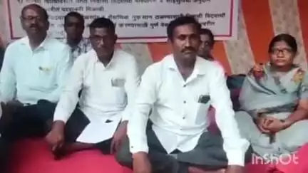 प्रशासकाची नेमणुक होत नसल्याने आश्रम शाळा शिक्षक व कर्मचाऱ्यांचे जिल्हाधिकारी कार्यालयासमोर आमरण उपोषण