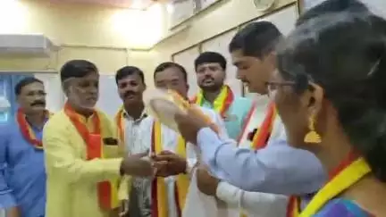ವಿಜಯಪುರ: ನಗರದಲ್ಲಿ ಡಿವೈಎಸ್ಪಿ ಬಸವರಾಜ್ ಯಲಿಗಾರಗೆ ಸ್ವಾಭಿಮಾನಿ ಕರವೇ ಕಾರ್ಯರ್ತರಿಂದ ಸನ್ಮಾನ