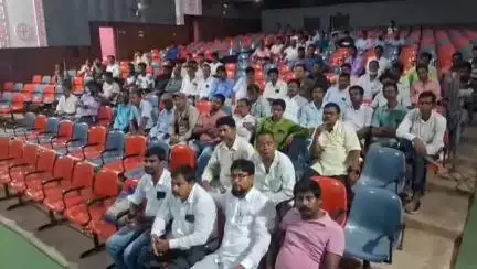 কেশপুর: মহরমকে সামনে রেখে কেশপুরের 64টি আখড়া কমিটিকে নিয়ে অডিটোরিয়ামে মিটিং করলেন পুলিশ প্রশাসনের আধিকারিকরা