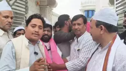 लोहरदगा: गुमला विधायक भूषण तिर्की ने जामा मस्जिद स्थित दरगाह में दिशोम गुरु शिबू सोरेन की सेहत के लिए की चादरपोशी