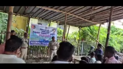 কৃষ্ণনগর ১: রোড সেফটি সপ্তাহ উপলক্ষ্যে কৃষ্ণনগর পুলিশ জেলার কোতোয়ালি ট্র্যাফিক গার্ডের পক্ষ থেকে গাড়ি চালকদের নিয়ে হল আলোচনা সভা