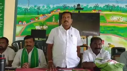 హుస్నాబాద్: హుస్నాబాబ్ రైతు వేదికలో సబ్సిడీ పై కంది విత్తనాలు పంపిణీ చేసిన జిల్లా గ్రంథాలయ చైర్మన్ లింగమూర్తి